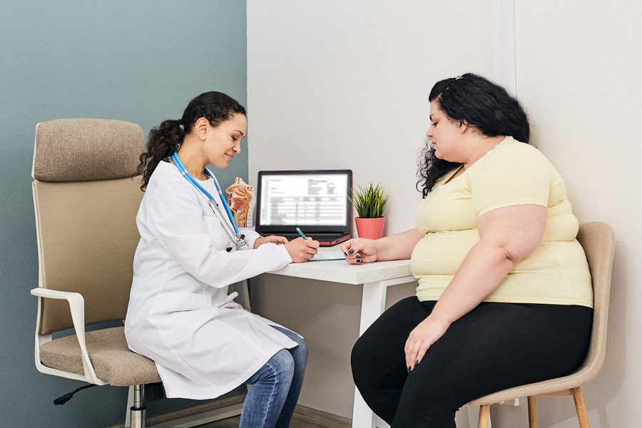 Obese-woman-visiting-doctor-to-lose-weight